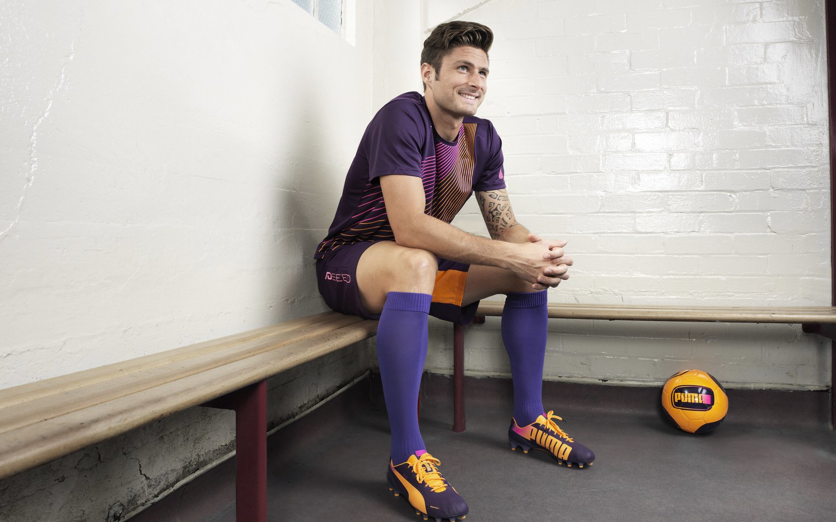 足球赛事转播权拍卖吸引多家平台竞争，转播足球赛事违法吗